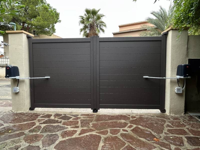 Portail ANAE coloris gris brun texturé Ral 8019 avec motorisation BFT Virgo smart IO