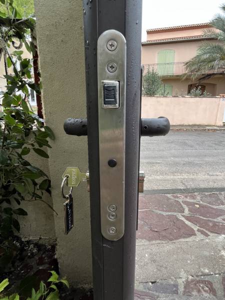 Serrure encastrée et double béquille laquée à la teinte du portillon