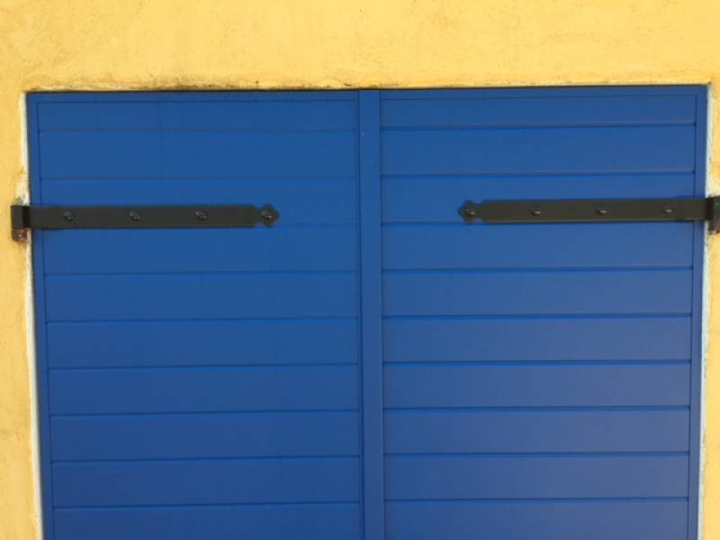 Frise horizontale sur volet battant à Restinclière