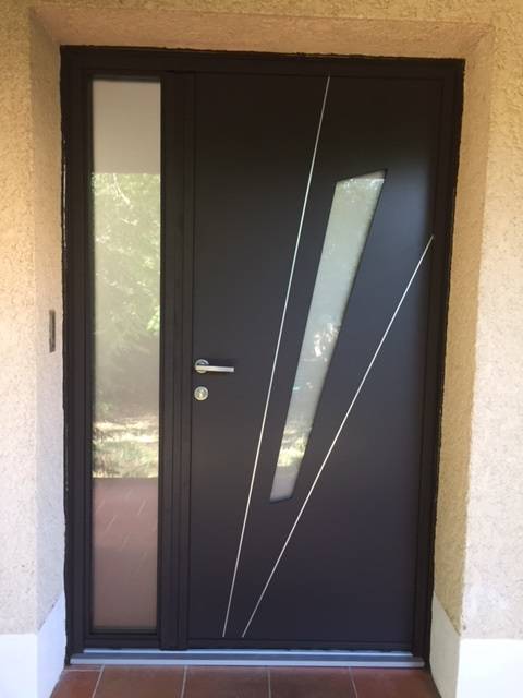 Installation d'une porte d'entrée aluminium en rénovation à Jacou
