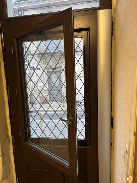 Porte Anne, un ouvrant dans l'ouvrant permet la ventilation en toute sécurité