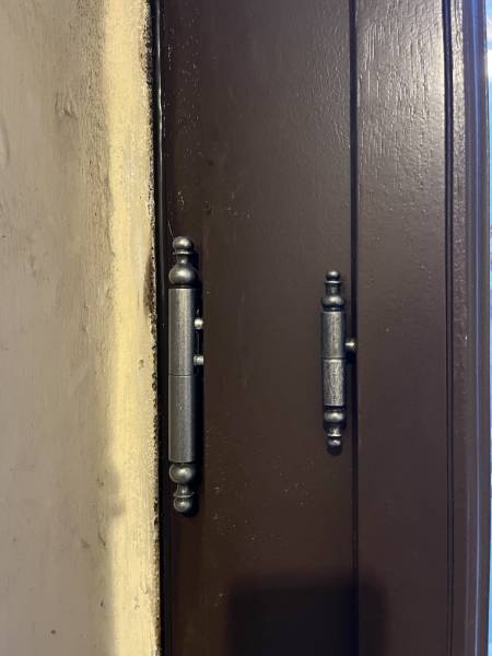 Porte Anne, détail des paumelles