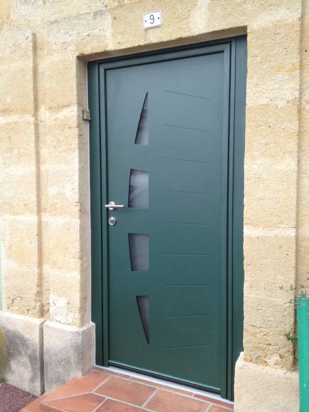 Pose d'une porte d'entrée aluminium en rénovation