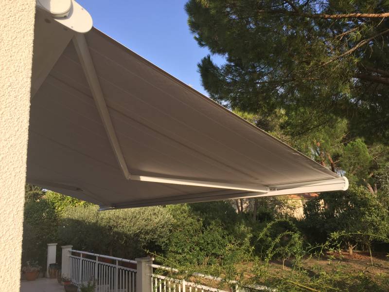 Installation d'un store extérieur à coffre