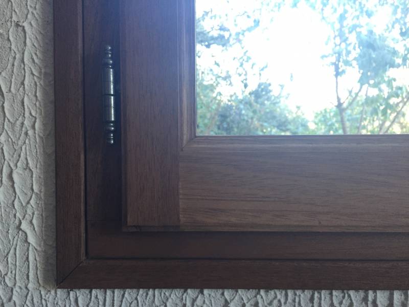 Détail angle fenêtre bois