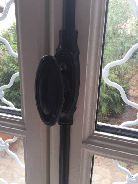 Espagnolette  tradition sur fenêtre bois