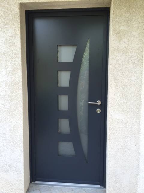 Pose d'une porte d'entrée aluminium en rénovation