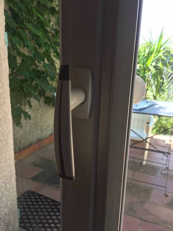 Poignée avec liseret gris clair