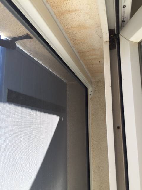 Pose entre la fenêtre et le volet battant