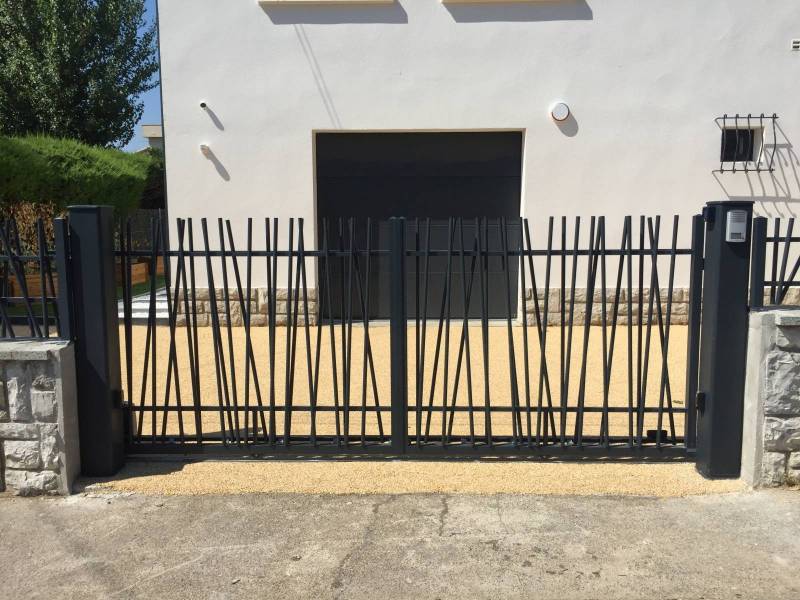 Portail aluminium Dune, modèle ajouré