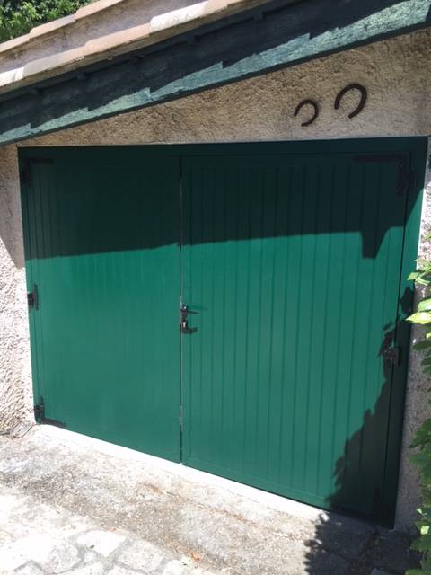 Porte de garage battante à l'anglaise fermée