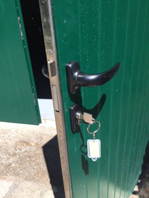 Détail serrure à pènes tombants Iséo