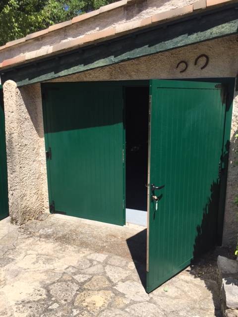 Porte de garage battante à l'anglaise ouverte