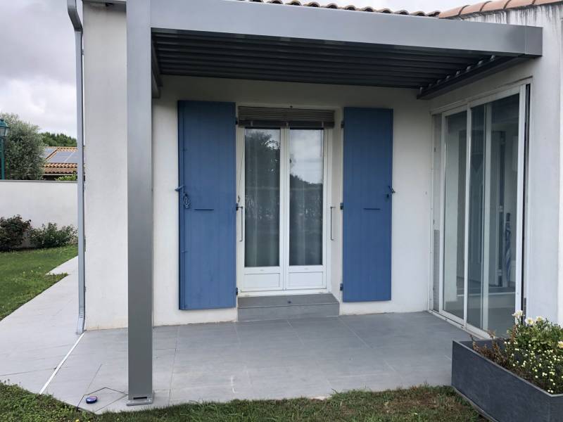 Pergola en aluminium sur mesure RAL 9007  IZI avec store ZIP