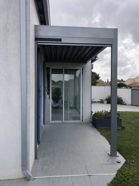 Pergola en aluminium sur mesure RAL 9007  IZI avec store ZIP solaire