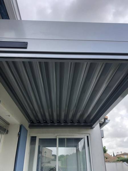 Pergola en aluminium sur mesure RAL 9007  IZI avec store ZIP solaire