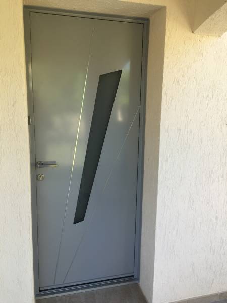 Pose d'une porte d'entrée aluminium en rénovation