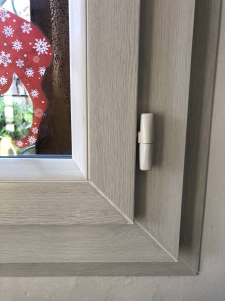 Détail angle  fenêtres PVC rénovation blanc cérusé à Castelnau le lez proche de Montpellier