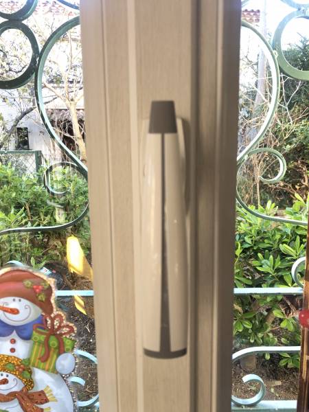 Détail poignée de fenêtres PVC rénovation  à Castelnau le lez proche de Montpellier