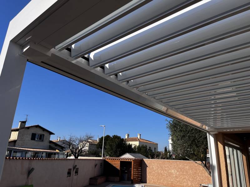 Lames orientables sur Pergola bioclimatique Marquise à Lattes proche Montpellier