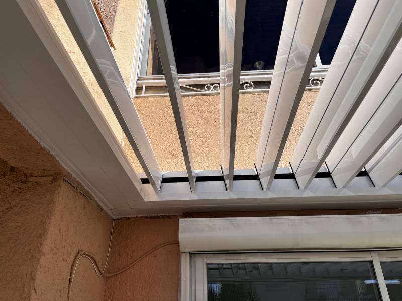 Détail des lames orientables sur Pergola bioclimatique Marquise à Lattes proche Montpellier
