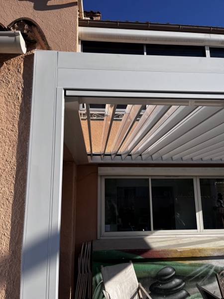Jonction poutre / poteaux sur Pergola bioclimatique Marquise à Lattes proche Montpellier