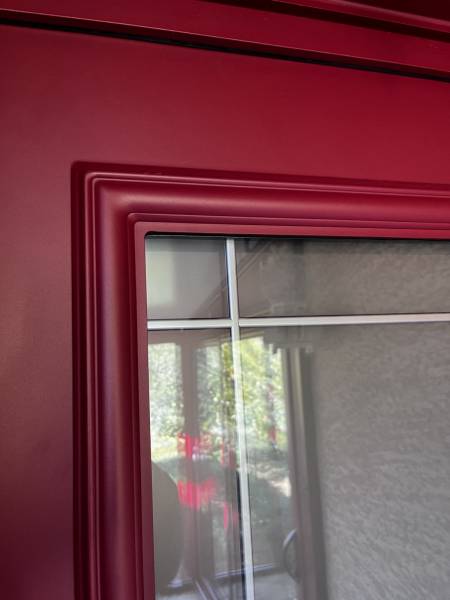 Détail du vitrage et des petits bois sur une porte d'entrée créative aluminium sur mesure à Jacou près de Montpellier