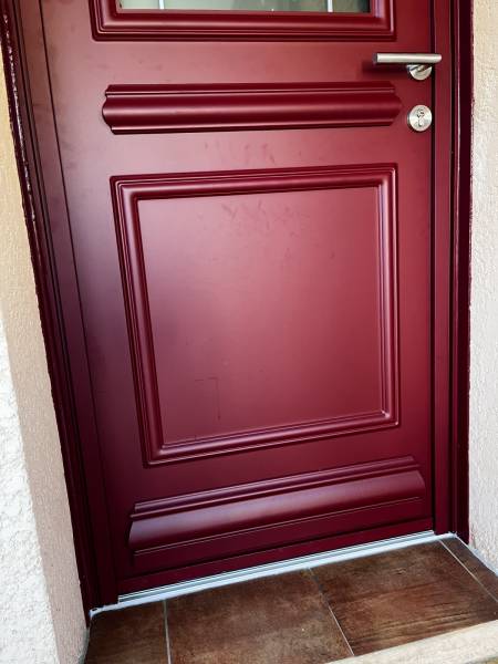 Détail de la plinthe et de la cimaise sur une porte d'entrée aluminium créative sur mesure à Jacou près de Montpellier