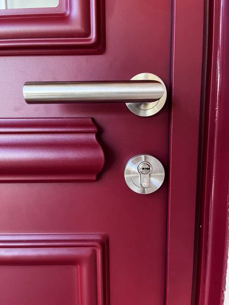 Détail de la poignée BS2 sur une Porte d'entrée aluminium créative sur mesure à Jacou près de Montpellier