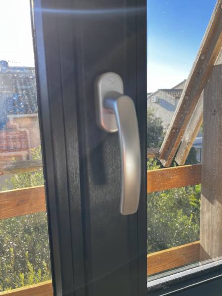 Détail poignée Sécustik sur fenêtre PVC sur mesure à Pérols proche de Montpellier