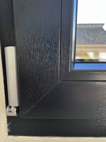 Détail palier  d'oscillobattant sur fenêtre PVC sur mesure à Pérols proche de Montpellier