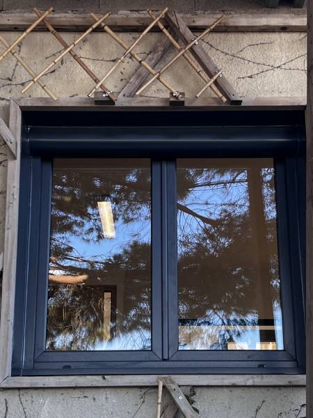 Fenêtre PVC sur mesure Anthracite et son Volet roulant éclectique sur mesure à Pérols proche de Montpellier