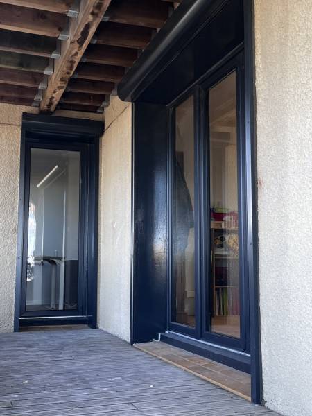 Porte Fenêtre PVC sur mesure Anthracite et son Volet roulant éclectique sur mesure à Pérols proche de Montpellier