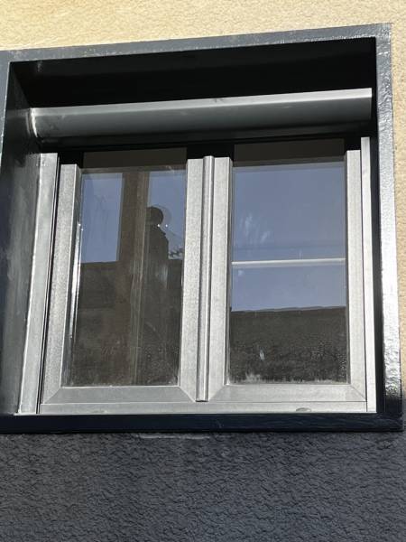 Fenêtre PVC sur mesure Anthracite et son Volet roulant éclectique sur mesure à Pérols proche de Montpellier