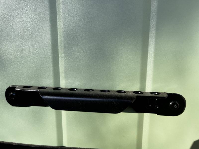 Détail crémaillère sur volets battants aluminium isolé sur mesure en rénovation à Montpellier