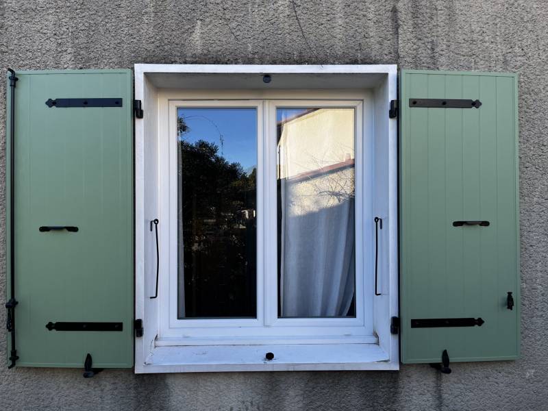 Volets battants aluminium isolé sur mesure en rénovation à Montpellier