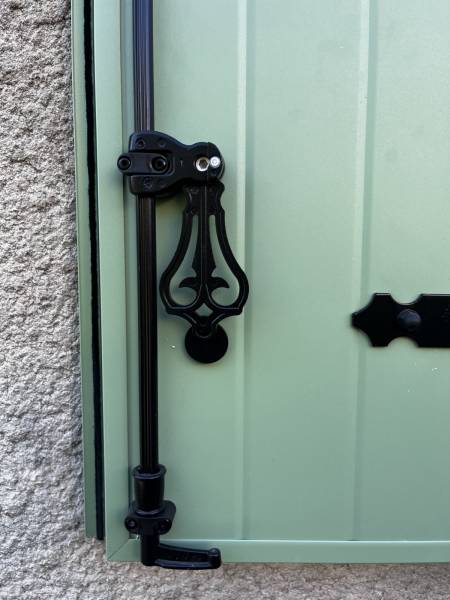 Détail espagnolette sur volets battants aluminium isolé sur mesure en rénovation à Montpellier