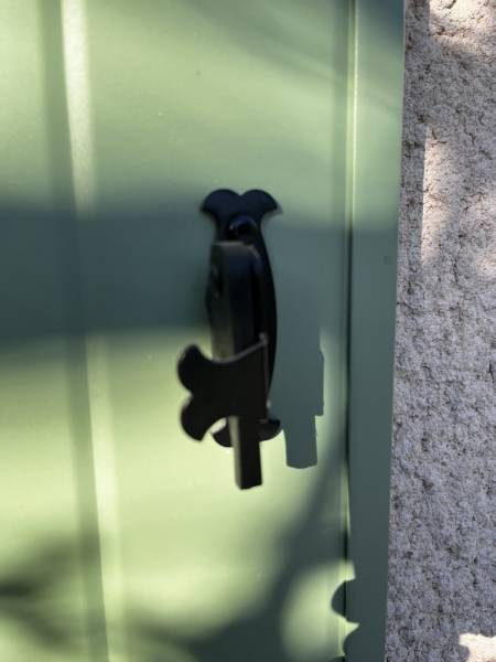 Détail fléau anti crochetage sur volets battants aluminium isolé sur mesure en rénovation à Montpellier