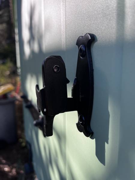 Détail fléau anti crochetage sur volets battants aluminium isolé sur mesure en rénovation à Montpellier