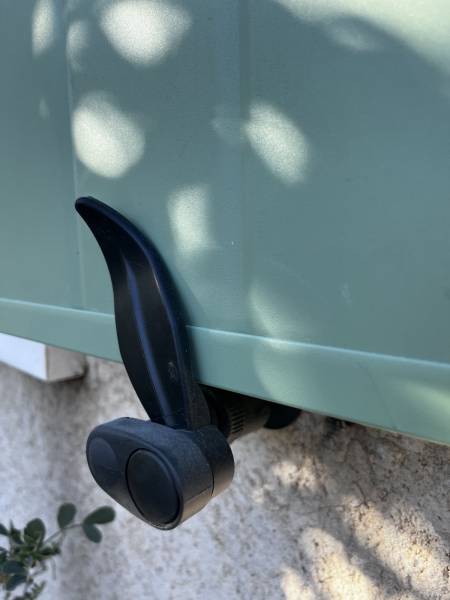 Détail arrêt marseillais sur volets battants aluminium isolé sur mesure en rénovation à Montpellier