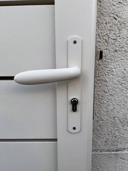Poignée laquée à la couleur du portail aluminium MAEZ de Kostum à Frontignan près de Montpellier.
