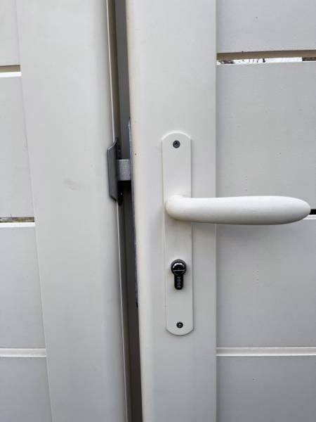 Poignée laquée à la couleur du portail aluminium MAEZ de Kostum à Frontignan près de Montpellier.