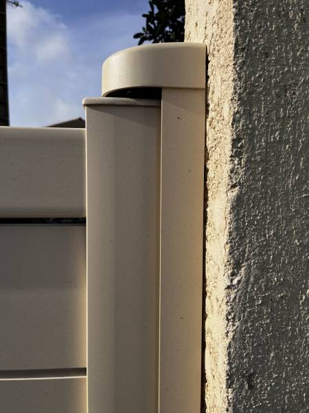 Détail du montant sur pilier avec cache jour et gonds carénés sur portail aluminium MAEZ de Kostum à Frontignan.