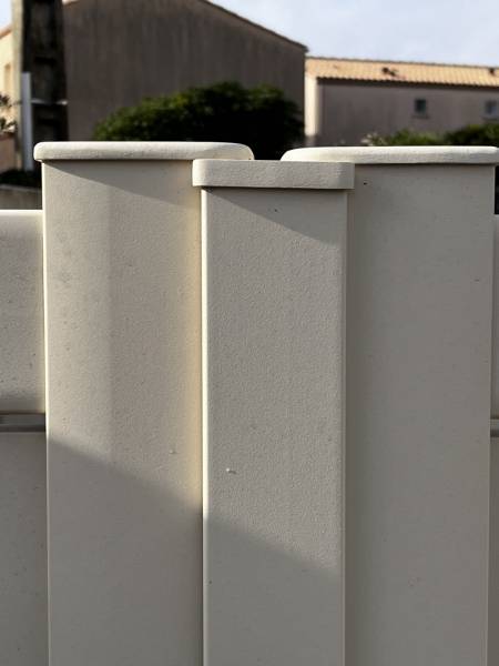 Battement central sur portail aluminium MAEZ de Kostum à Frontignan près de Montpellier.