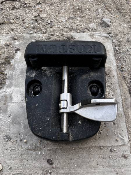 Détail du sabot central avec loquet en inox sur portail aluminium MAEZ de Kostum à Frontignan.