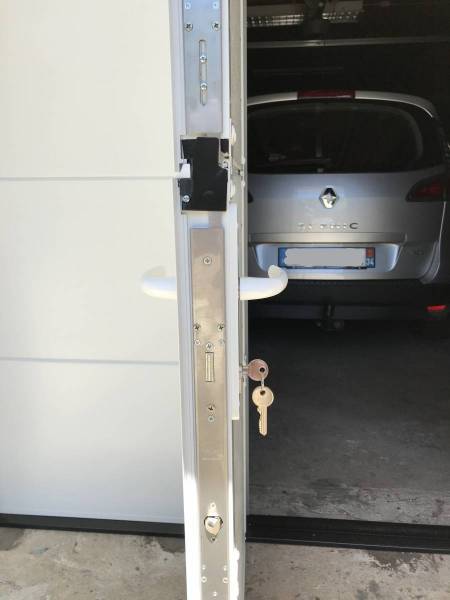 Porte de garage sectionnelle avec portillon