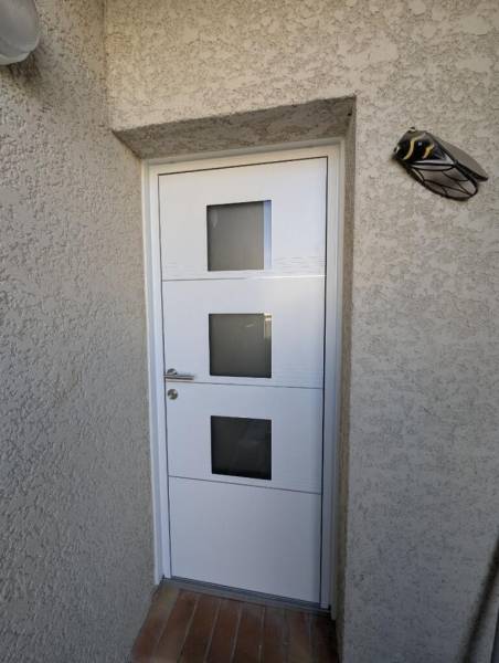 Installation d’une porte d’entrée en aluminium K LINE avec dépose totale du dormant en fer existant à Castelnau-le-Lez, près de Montpellier