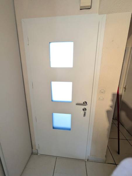 Installation d’une porte d’entrée en aluminium K LINE avec dépose totale du dormant en fer existant à Castelnau-le-Lez, près de Montpellier