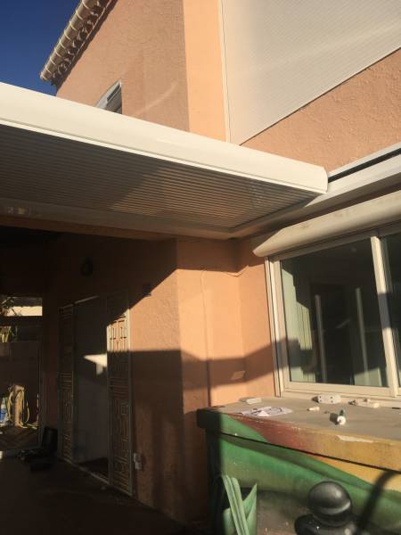 Lames rétractées sur Pergola bioclimatique Marquise à Lattes proche Montpellier