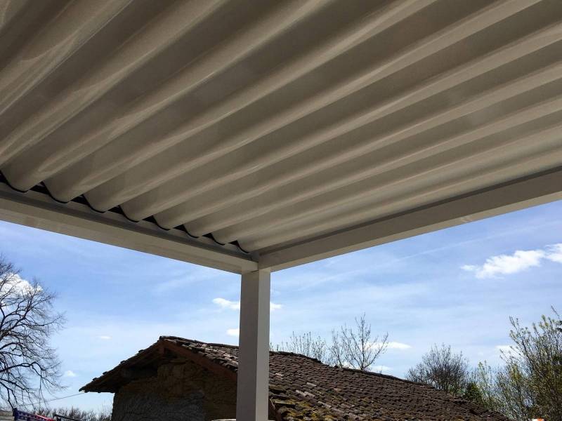 Pergola bioclimatique, détails des lames fermées